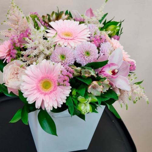 Цветы в шляпной коробке фото 3