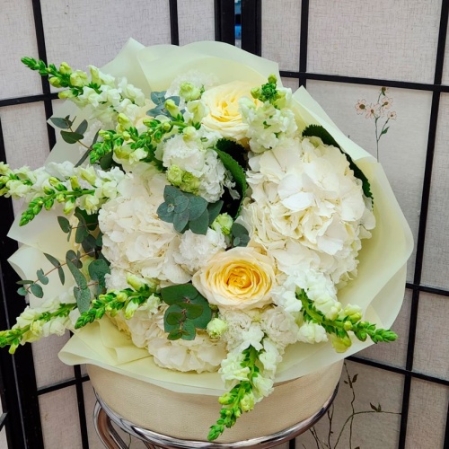 Авторский букет с Гортензией и Левкоей фото 4