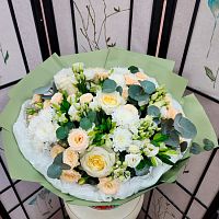 Авторский букет из кустовой розы и розы Канделайт