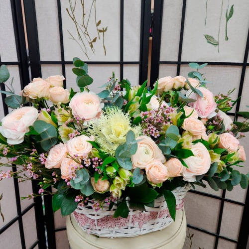 Корзина с Ранункулюсами и с Брассикой фото 3