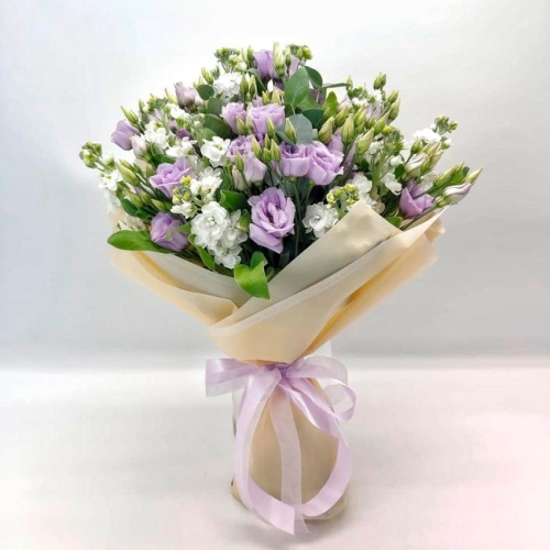 Букет из Эустомы и Маттиолы