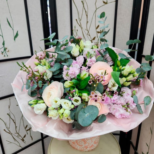 Авторский букет с Ранункулюсом и Маттиолой фото 2