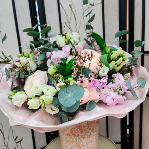 Авторский букет с Ранункулюсом и Маттиолой фото 3