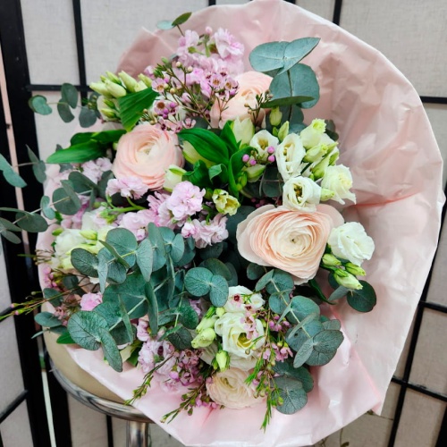 Авторский букет с Ранункулюсом и Маттиолой фото 4