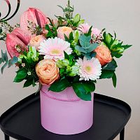 Цветы в шляпной коробке