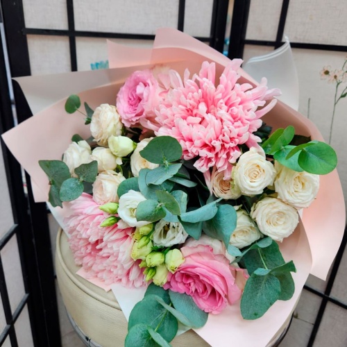 Авторский букет с одноголовой хризантемой фото 2