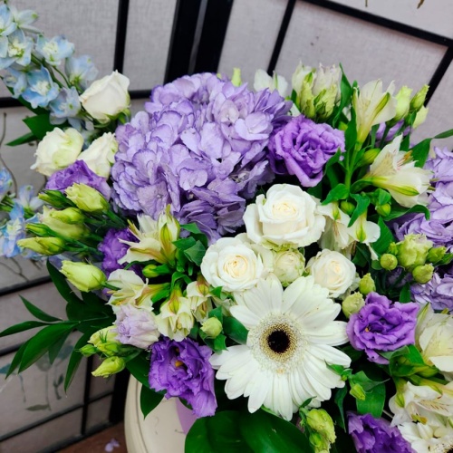 Цветы в шляпной коробке фото 3