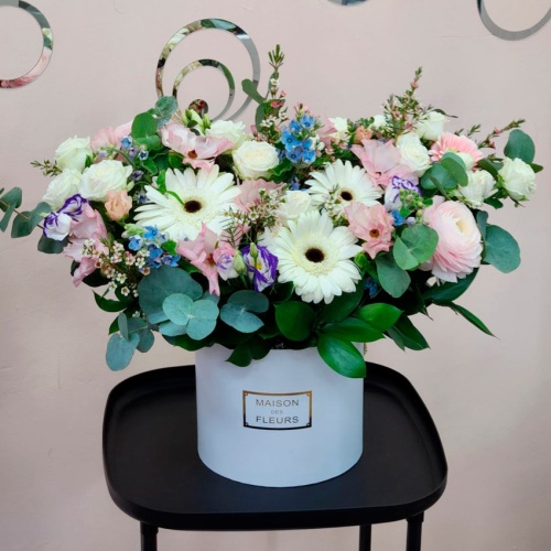 Цветы в шляпной коробке