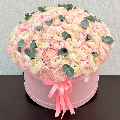 Цветы в шляпной коробке