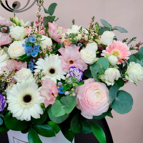 Цветы в шляпной коробке фото 3