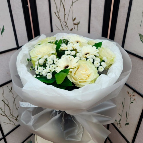 Авторский букет из розы Эквадор и Герминии