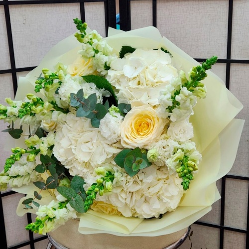 Авторский букет с Гортензией и Левкоей фото 3