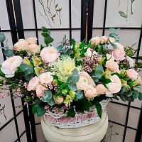 Корзина с Ранункулюсами и с Брассикой