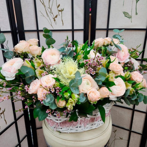 Корзина с Ранункулюсами и с Брассикой