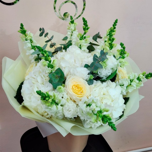 Авторский букет с Гортензией и Левкоей