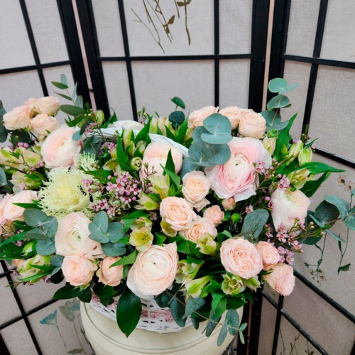 Корзина с Ранункулюсами и с Брассикой фото 4