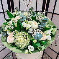 Авторский букет с Ранункулюсом и Брассикой