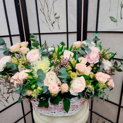 Корзина с Ранункулюсами и с Брассикой фото 2