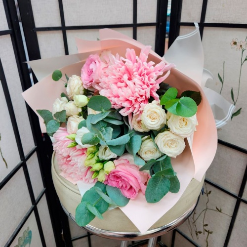 Авторский букет с одноголовой хризантемой фото 4