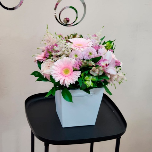 Цветы в шляпной коробке фото 2