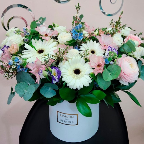 Цветы в шляпной коробке фото 2