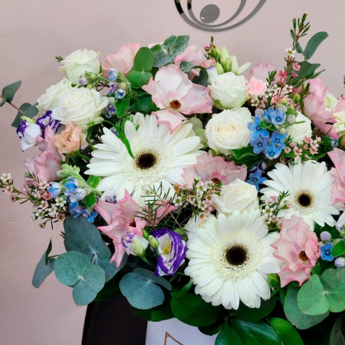 Цветы в шляпной коробке фото 4