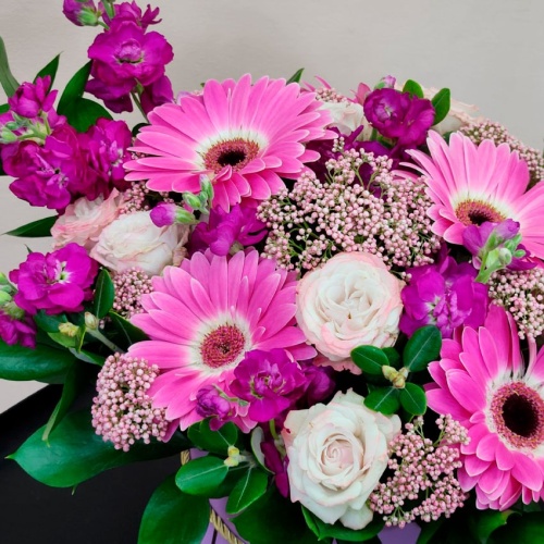 Цветы в шляпной коробке фото 4