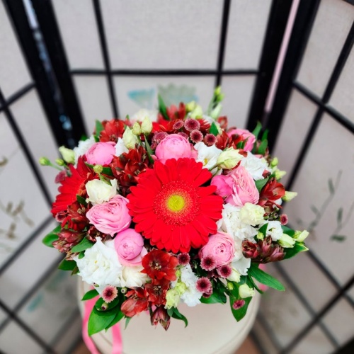 Цветы в шляпной коробке фото 3